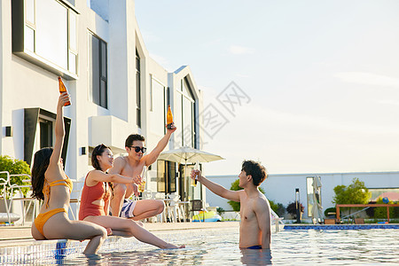 游泳池里嬉戏玩水的年轻男女背景图片