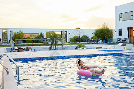 夏日酒店泳池里的泳装美女图片