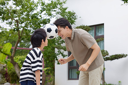 父子院子里玩足球图片