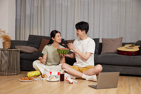 情侣在客厅地板上吃西瓜图片