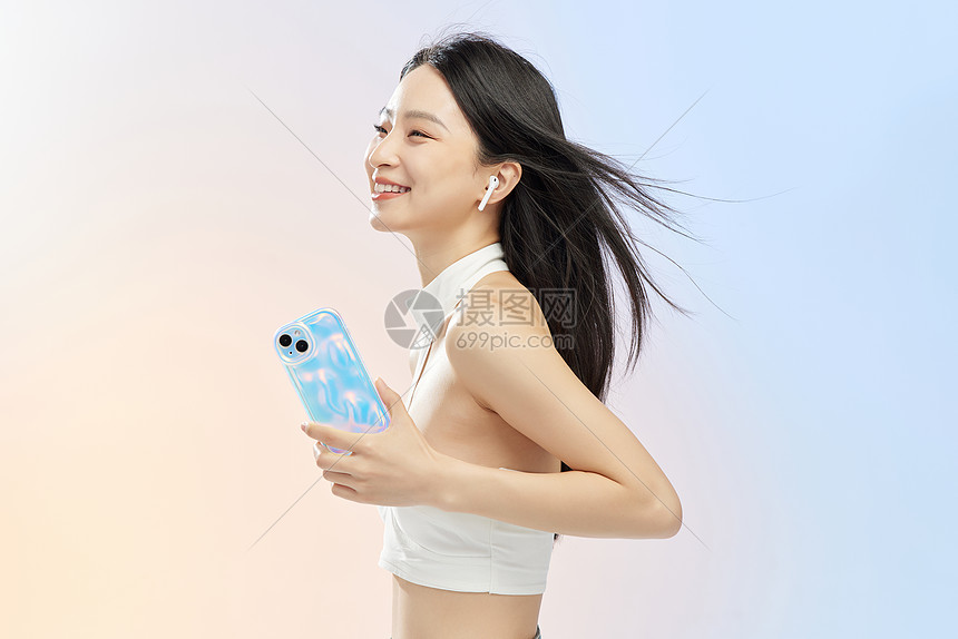 用蓝牙耳机听音乐的女性图片