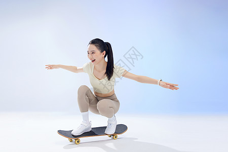 佩戴智能手环的女孩玩滑板背景