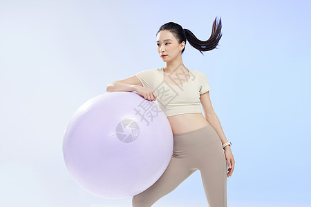 抱着瑜伽球的女性形象图片