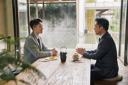 商务人士餐厅喝茶聊天图片