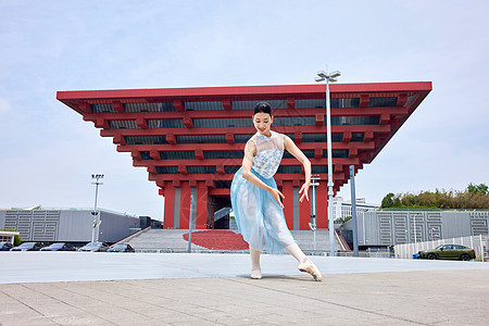 城市动图在建筑物前舞蹈的女性背景
