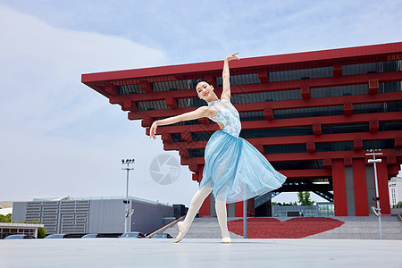 大气建筑背景展现高难度动作的女舞者背景