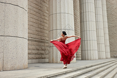 自信展示舞蹈动作的女性图片