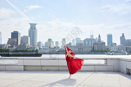 上海城市背景下的红裙舞者图片