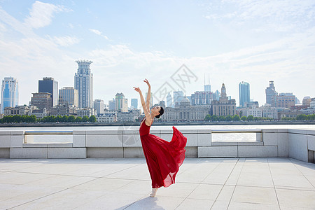 上海建筑群前舞蹈的美女图片