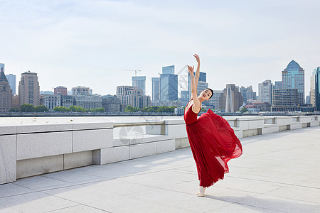 城市中展示舞技的美女图片