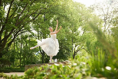 树林中起舞的芭蕾舞者图片