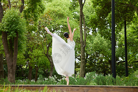公园中女舞者背影图片