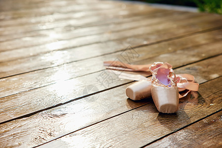 木凳上的芭蕾舞鞋图片