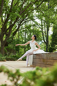 公园中美丽的舞者图片