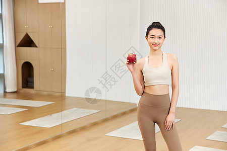 瑜伽年轻美女与苹果图片