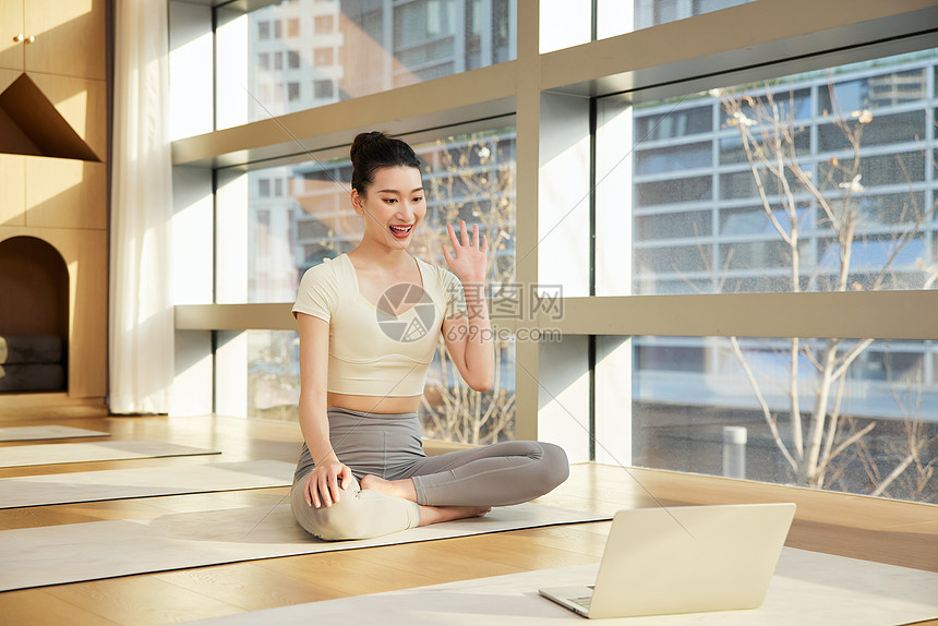 瑜伽女生对着电脑打招呼图片