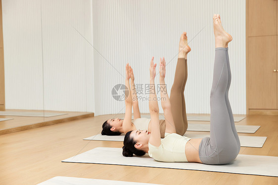 两位女生抬腿瑜伽锻炼图片
