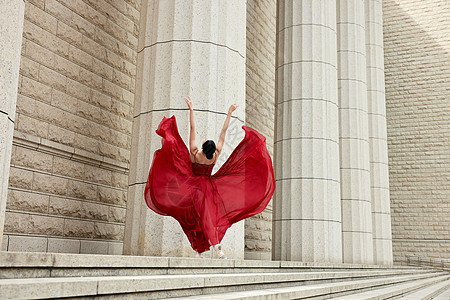 红裙舞蹈家展示舞技背影图片