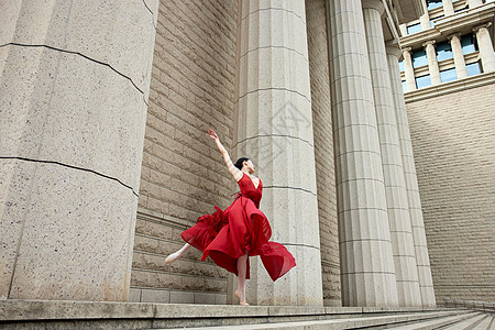 欧式建筑下的红裙舞蹈家图片