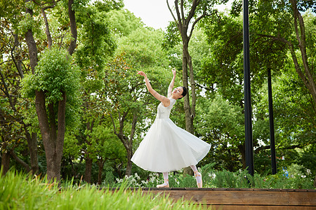 公园里翩翩起舞的舞者图片
