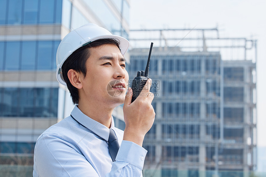 用对讲机的建筑工程师图片