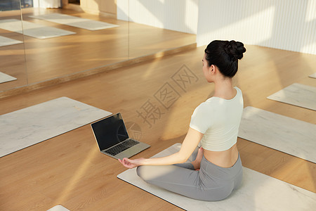 女生在家练瑜伽运动女生看电脑练瑜伽背景