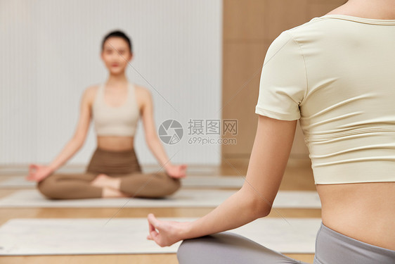 两个女生面对面练习瑜伽静坐图片