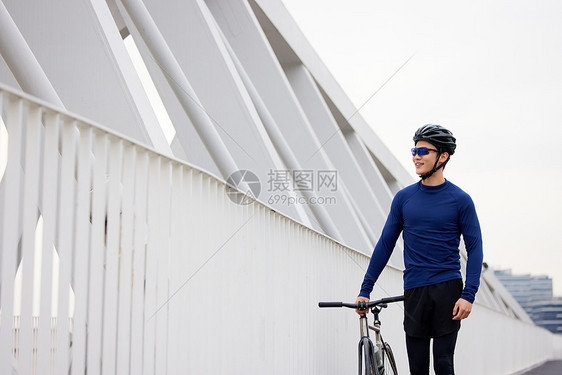 推着自行车走路的男子图片