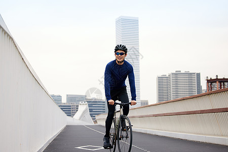 骑行锻炼的都市男性图片