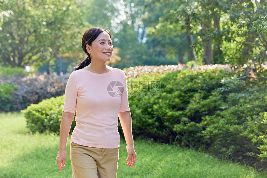 中年女性小区悠闲散步图片