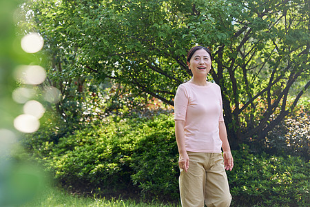 小区里散步的中年女性图片