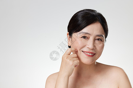 中年女性展示面部肌肤图片