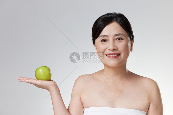 女性手拿青苹果图片