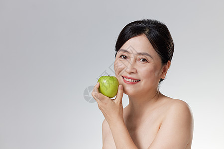 中年女性手拿青苹果图片
