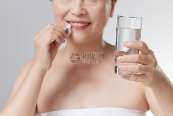 吃保健品的女性特写图片