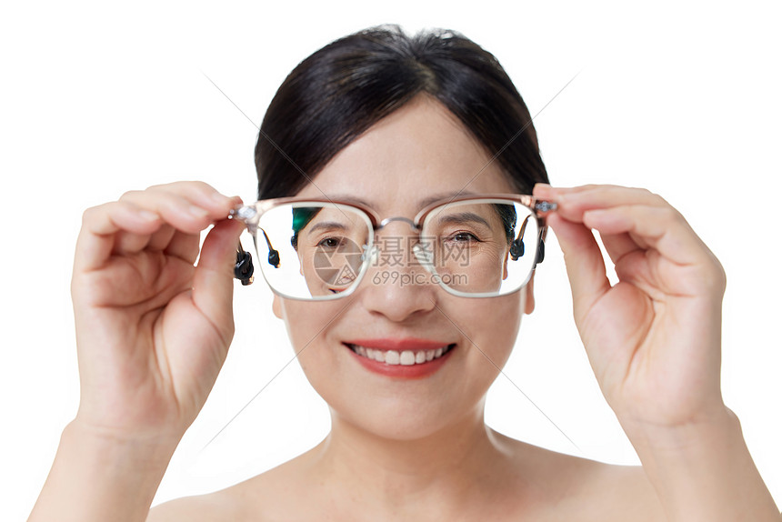 中年女性手拿近视眼镜图片