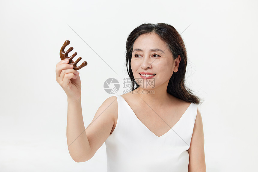 中年女性用按摩梳护理头皮图片