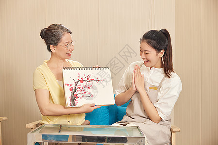 护工鼓励老年人绘画图片