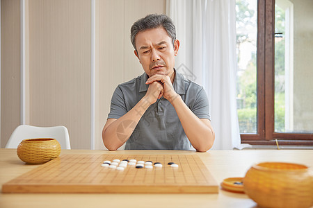 下棋思考的中老人图片