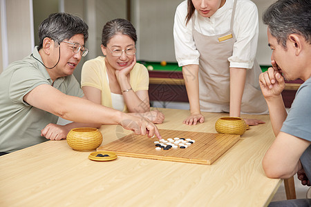 活动室下棋的老年人们图片