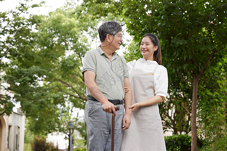 护工陪同老人户外散步图片