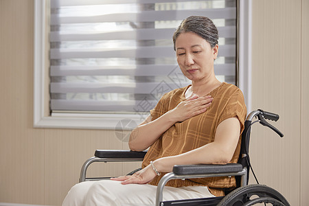 坐在轮椅上行动不便的老年女性图片