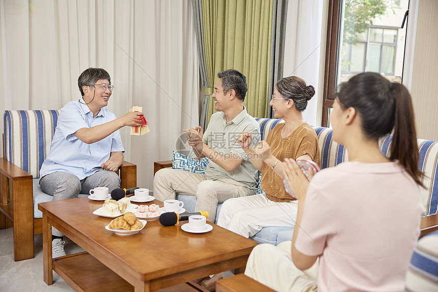 养老院的老人休闲娱乐图片