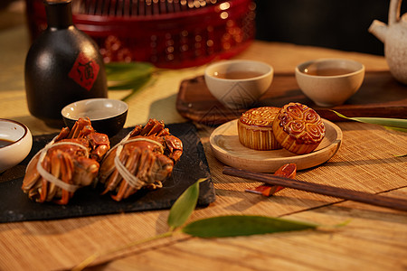 大闸蟹黄酒中秋传统月饼与螃蟹背景