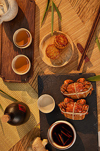 中式传统节日中秋美食月饼和螃蟹图片