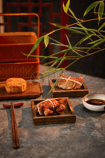 中秋传统月饼与螃蟹图片