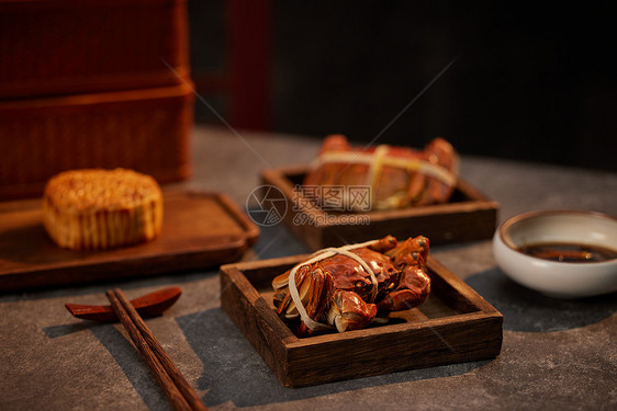 中式传统背景月饼和大闸蟹图片
