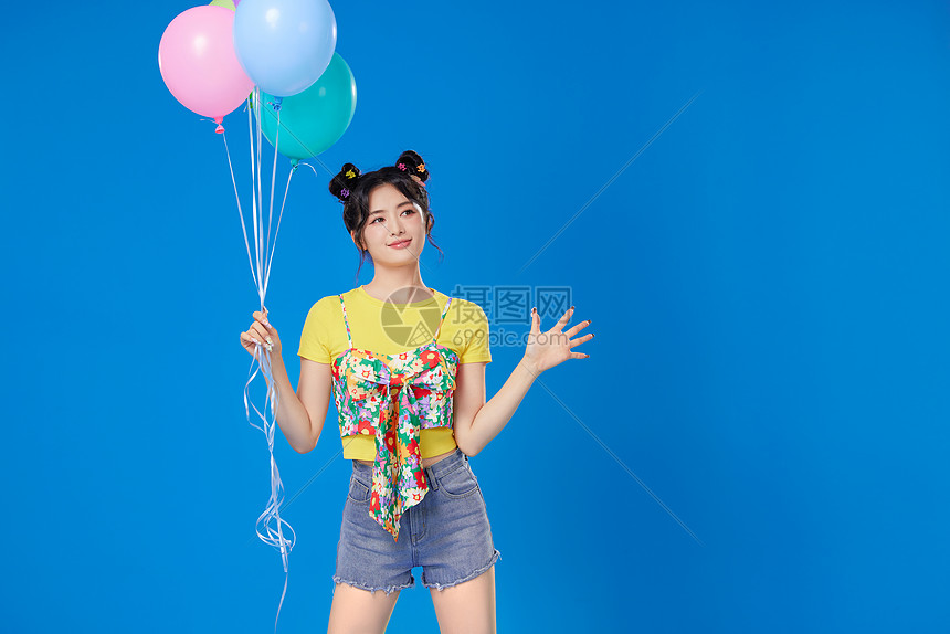 青春活力女生手拿气球图片