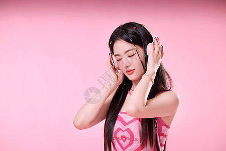 闭眼听音乐的女生图片