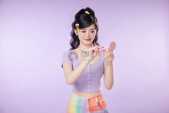 使用粉扑补妆的美女图片